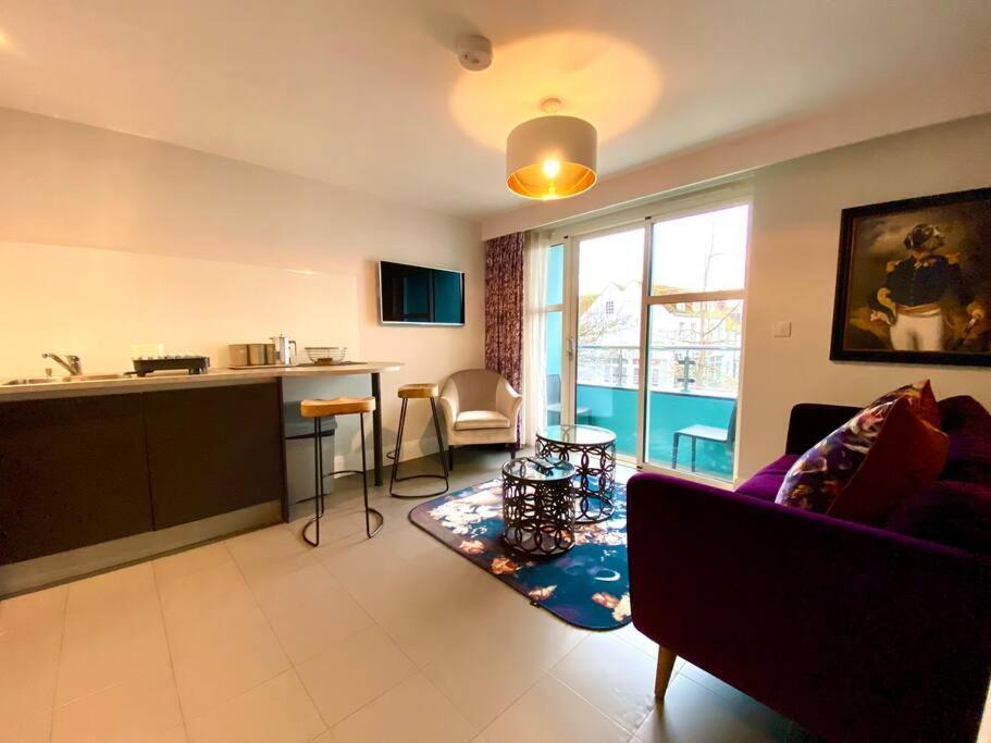Stunning Apartment - 1 Minute Walk To Poole Quay - Great Location - Free Parking - Fast Wifi - Smart Tv - Newly Decorated - Sleeps Up To 2! Close To Poole & Bournemouth & Sandbanks 외부 사진