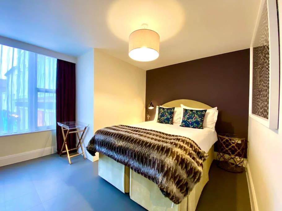 Stunning Apartment - 1 Minute Walk To Poole Quay - Great Location - Free Parking - Fast Wifi - Smart Tv - Newly Decorated - Sleeps Up To 2! Close To Poole & Bournemouth & Sandbanks 외부 사진